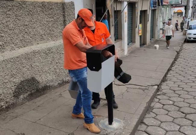 SAAE instala lixeiras em praças e vias de grande circulação