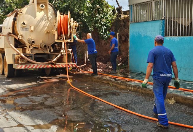 Diretoria de Manutenção realiza desobstrução de rede de esgoto no HSJB
